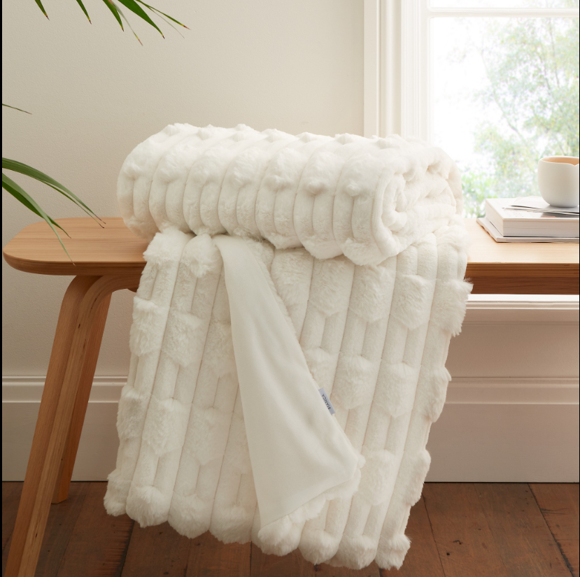 CARVED FAUX FUR CUSHION CREAM - Image 3