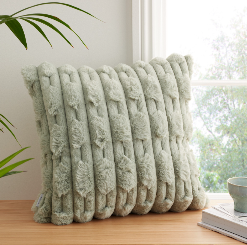 CARVED FAUX FUR CUSHION GREEN - Image 5