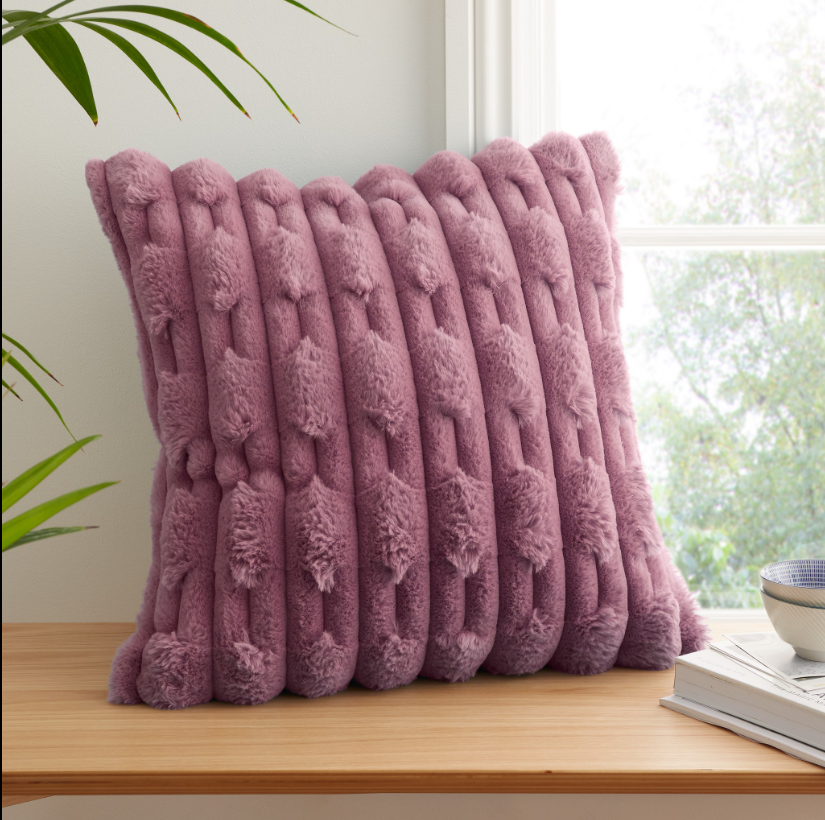 CARVED FAUX FUR CUSHION PINK - Image 3